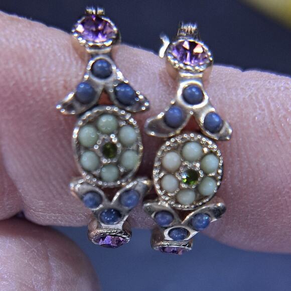 Vtg Floral Design Rhinestone Gold Tone ⅞" Diameter Hoop Earrings Snap Closure - Picture 2 of 16